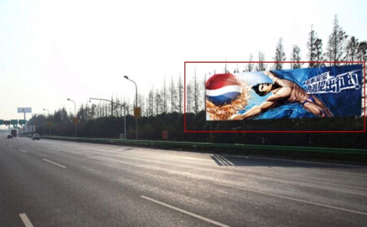 上海迎宾大道落地看板广告1